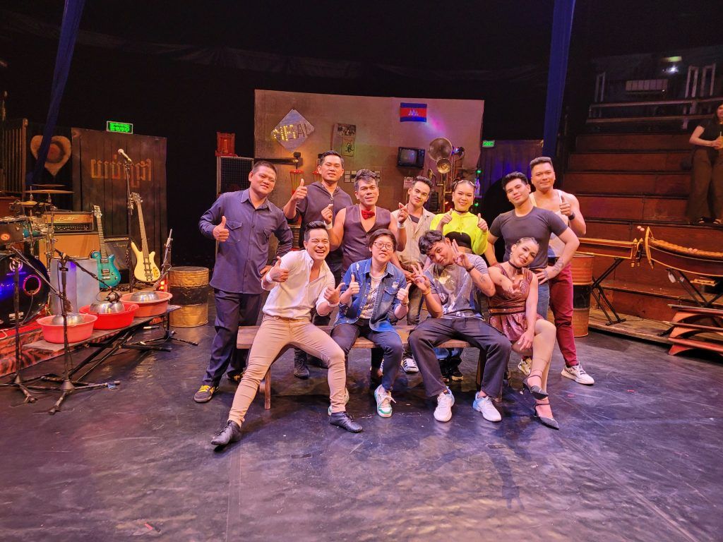 Group photo with Phare Ponleu Selpak performers